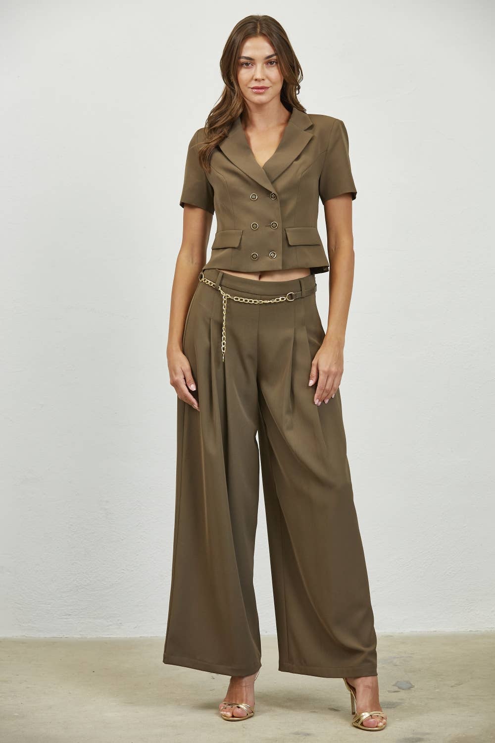 Edit by Nine - Venta al por mayor Pantalones - Mujer - Pantalones Anchos Plisados con Cinturón de Cadena Dorada3