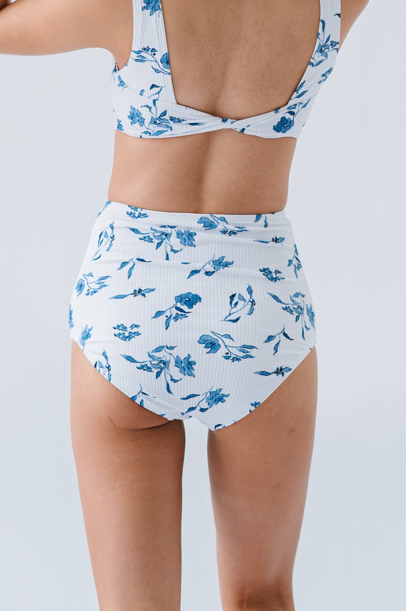 Azul Oceano Floral Calções de banho de cintura ultra alta floral azul oceano para venda a revendedores na Faire3