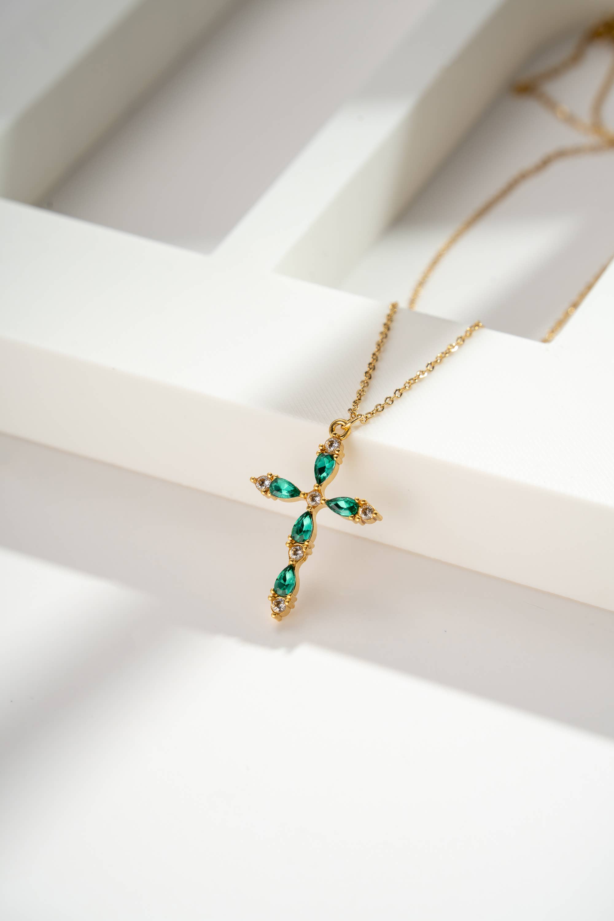 COSMOS – Großhandel Kette mit Anhänger/Charm – Edelstahl-Halskette mit Kreuzanhänger aus Kristallen1