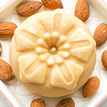 Body lotion bar almond oil for wholesale by Die Naturtante Naturkosmetik