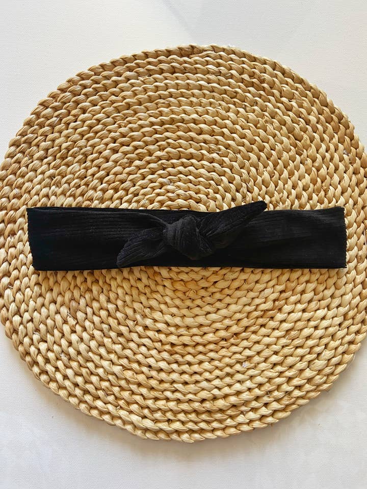 Bandeau à nouer côtelé en velours noir pour la vente par Twig + Roe