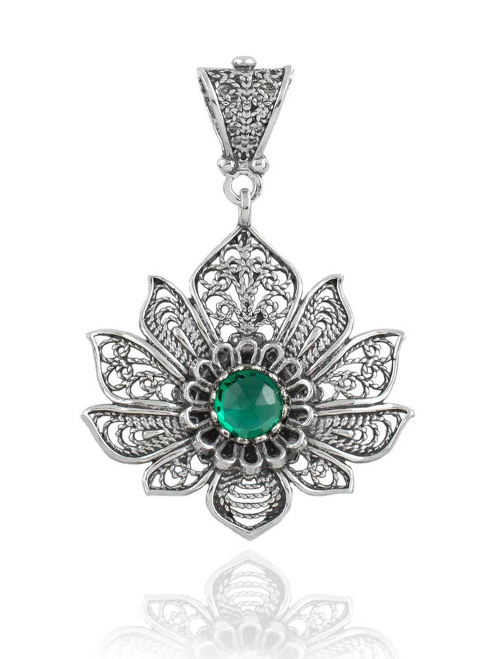 Collier avec pendentif en forme de fleur de lotus en argent sterling avec émeraude et filigrane pour femme pour la vente par Filigranist Jewelry