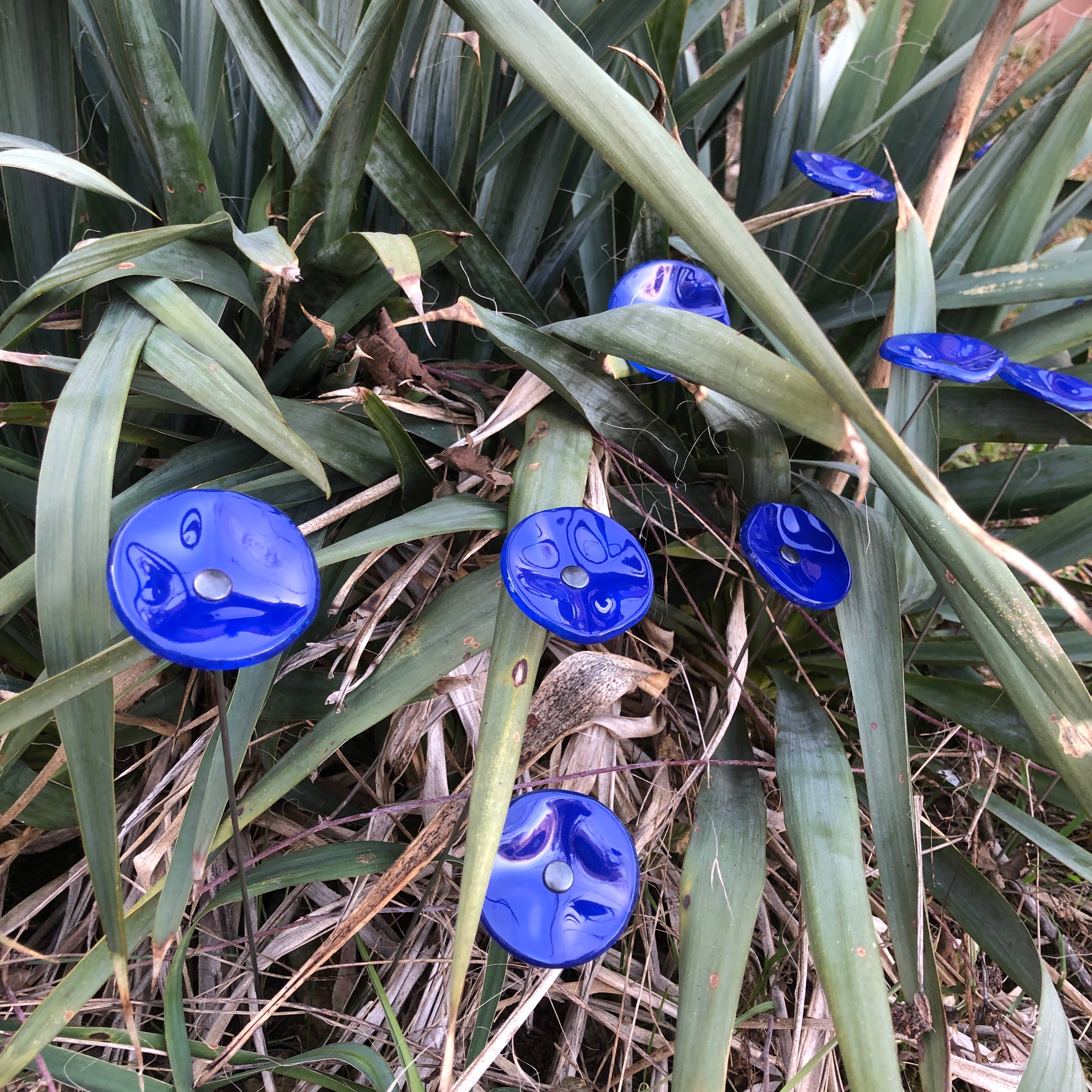 CARNEOL GLASS - Wholesale Garden/Lawn Stake - Small Glass Flower For Outside In L.Blue3