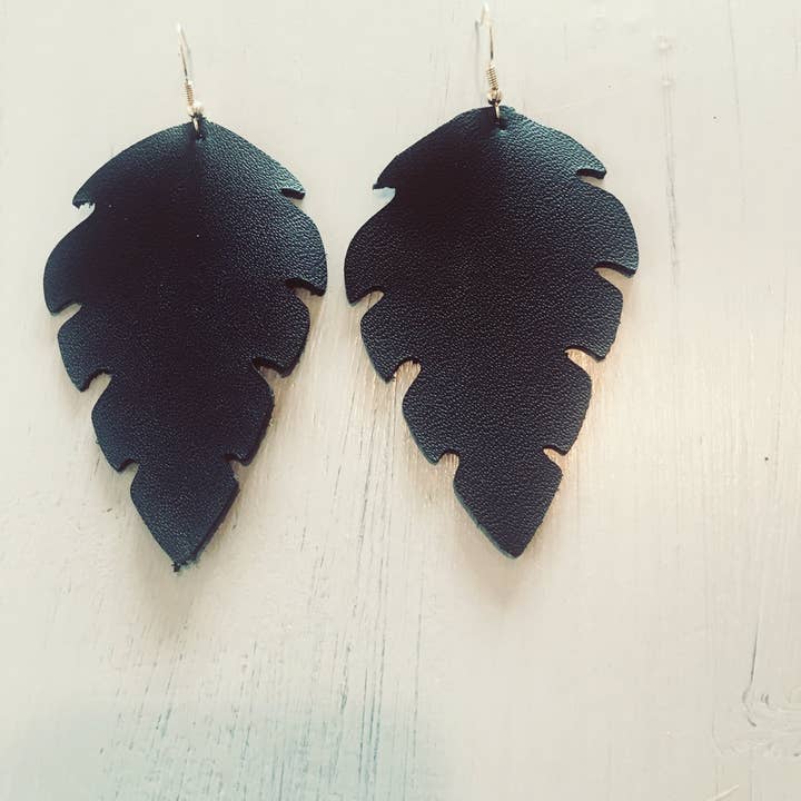 Boucles d'oreilles en cuir véritable noir pour la vente par JAG/ged Edge Jewelry