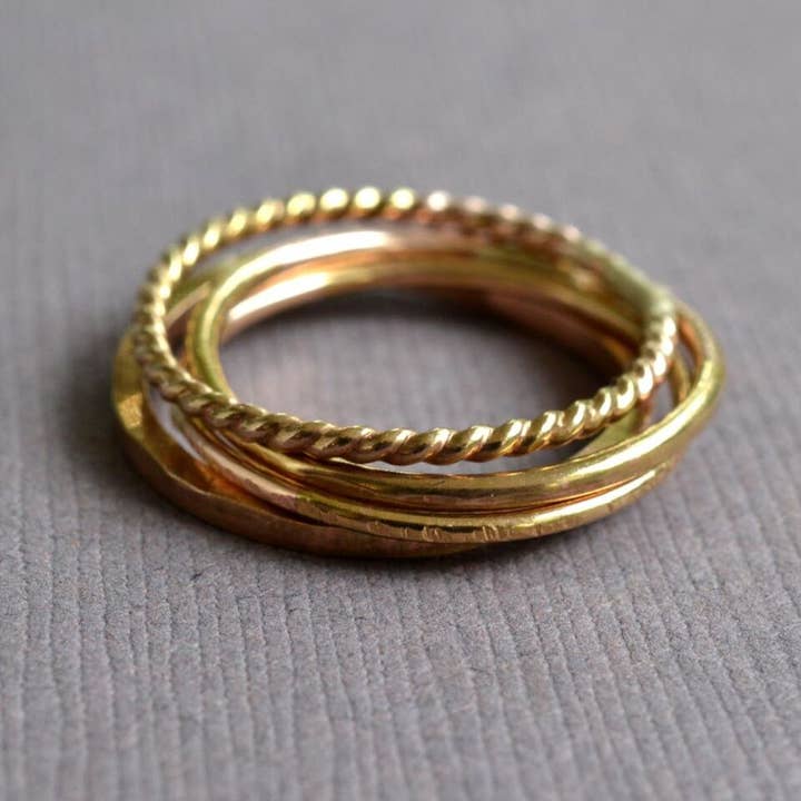 Lot de 4 anneaux empilables dorés pour la vente par Metamorphosis Metals