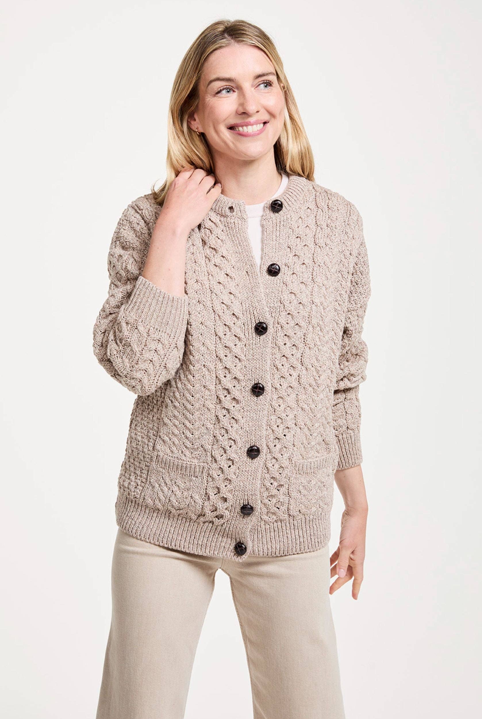 Aran Woollen Mills - Vente Cardigan – femme - Cardigan pour femme en laine mérinos Aran d’Achill Island - Avoine3