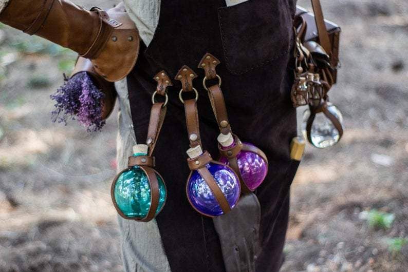 Outcast Props – wholesale Dekorativt bordsobjekt – Elixirflaska med läderhållare2