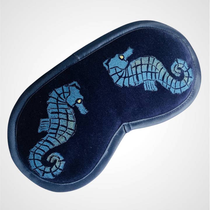 Flåde Søheste fløjl lavendel-infunderet øjenmaske for engroshandel hos Raina Atelier