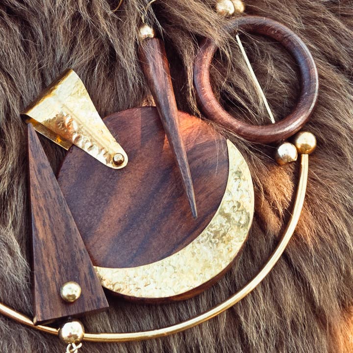 Bisjoux - Wholesale Choker/Collar - Brass brown wood sphere necklace collar hammered4