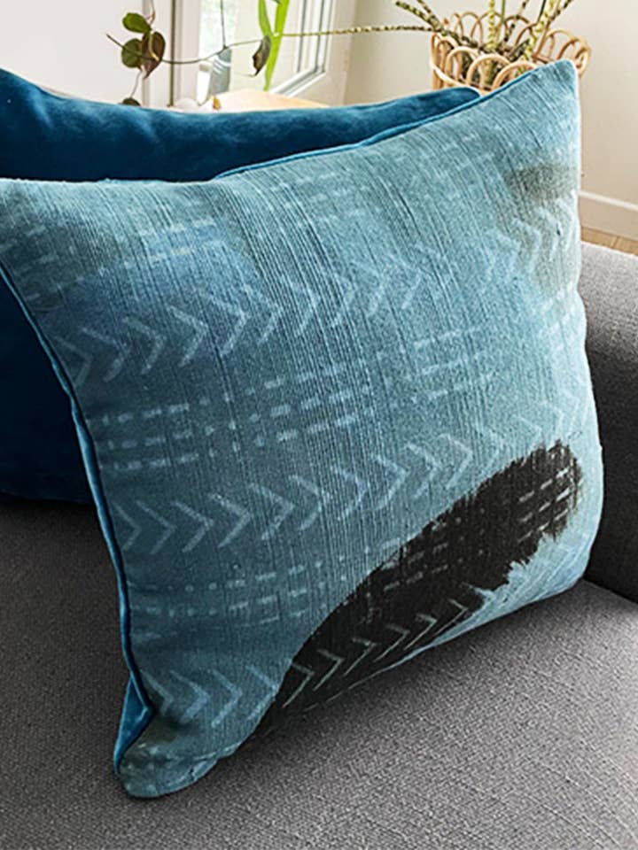 Cojín hecho a mano Balla Fassègè en azul índigo para venta al por mayor de Maison Assa