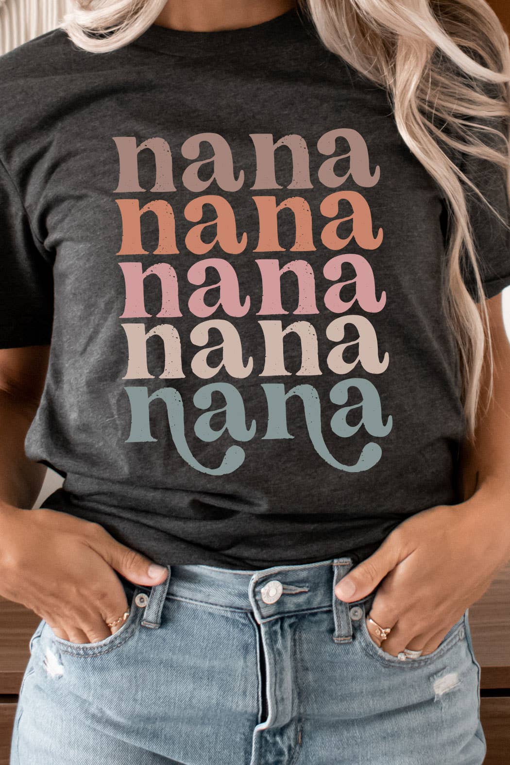 Kissed Apparel – Engroshandel T-shirt med print - Dame – Farverig Distressed Retro Nana Graphic Tee4