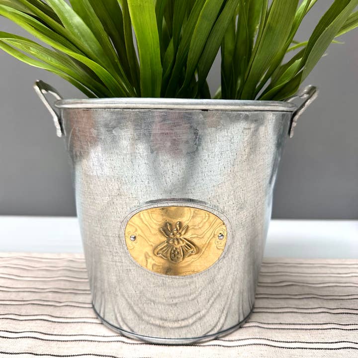 India Handicrafts Inc - Vendita all'ingrosso Secchielli per ghiaccio - Secchiello per champagne con emblema a forma di insetto in latta zincata dorata2