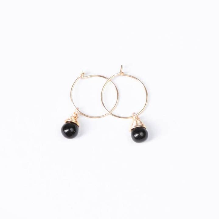 Boucles d'oreilles mini-créoles Midnight Black Charm en or rempli 14K pour la vente par Forai