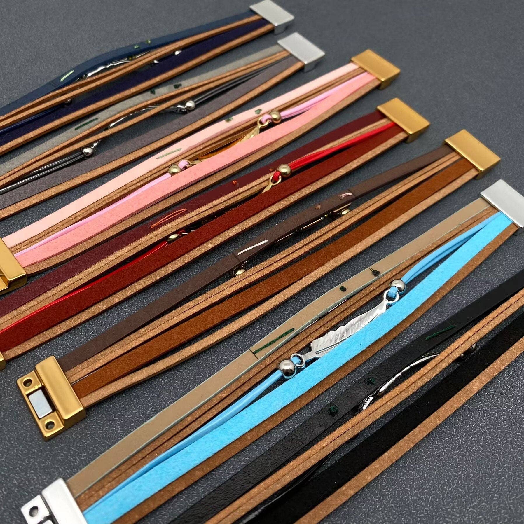 Mio Queena – Großhandel Armreif – Boho Metallfedern Multi-Lagen Lederarmband - BJ/LB9