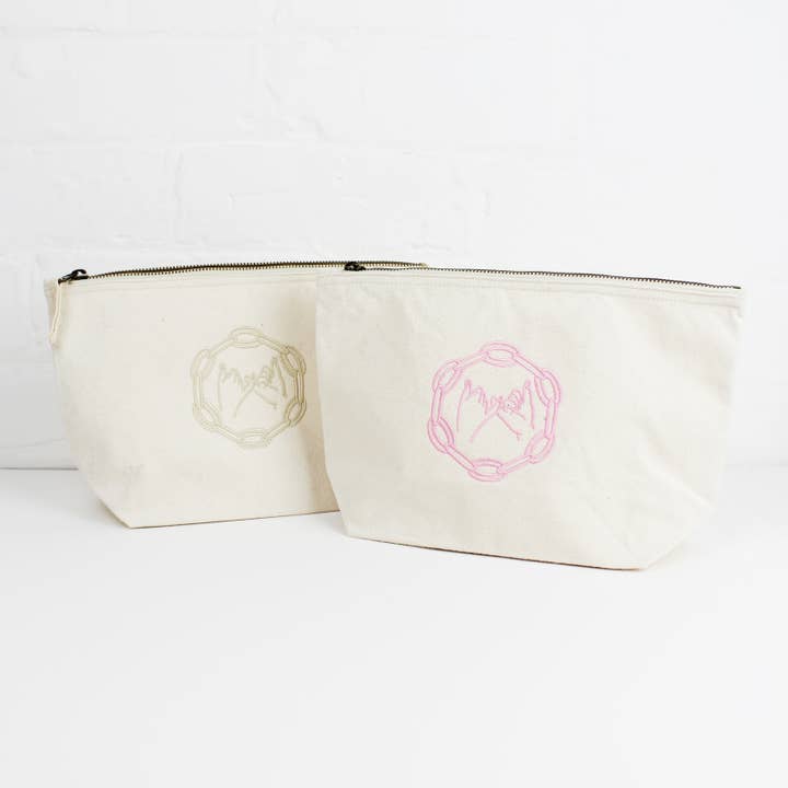 Pochette à accessoires zippée brodée Pinky Promise pour la vente par Cousins Collective