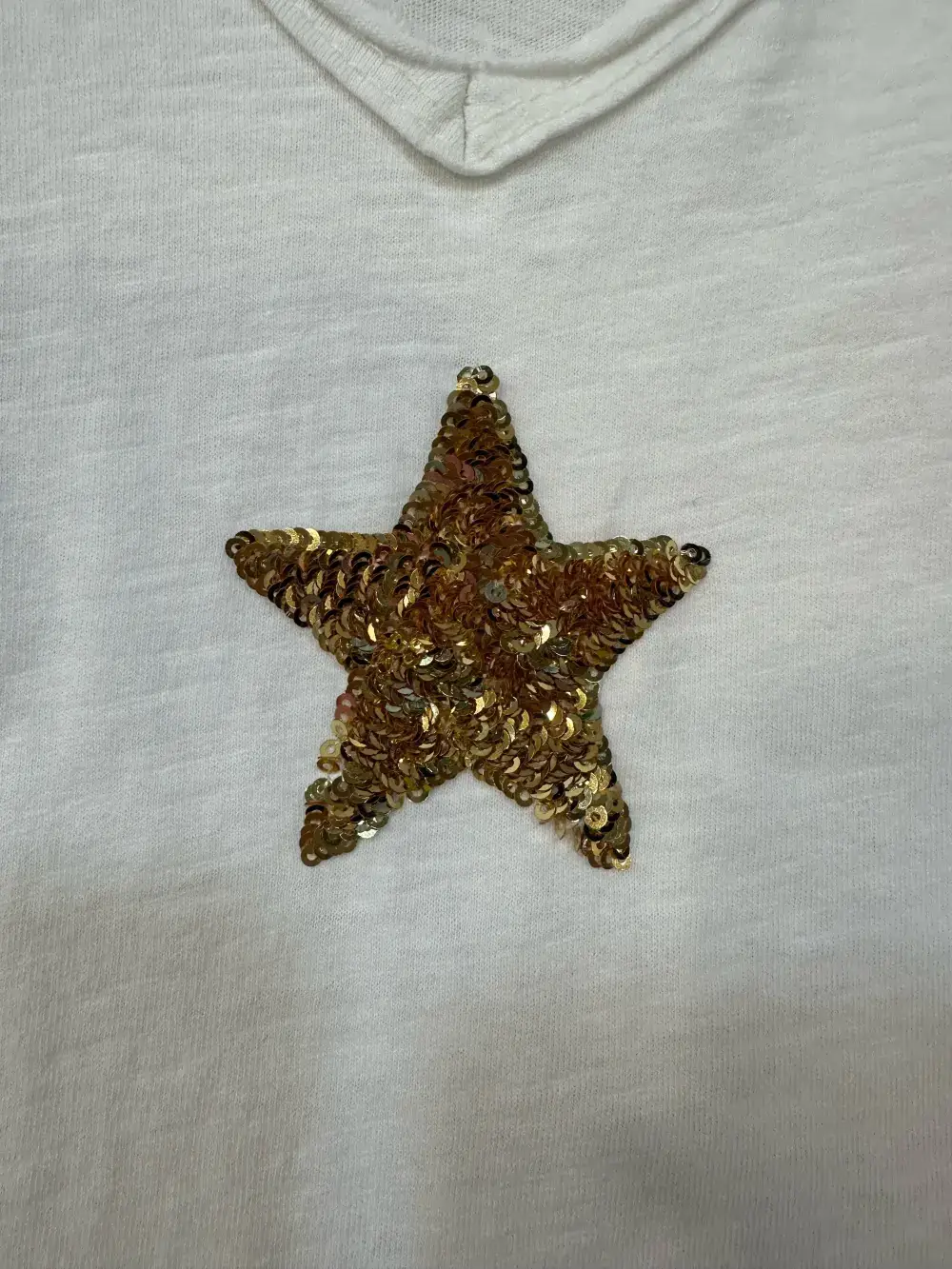 Mimi & Gogo – Großhandel T-Shirt – Damen – Damen-T-Shirt mit doppeltem V-Ausschnitt und Paillettenstern1