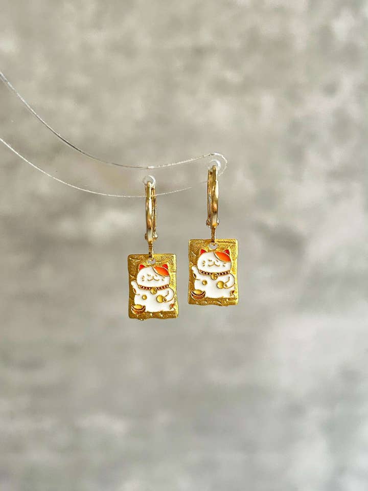 Läckra 14K guldpläterade Lucky Cat Huggie örhängen för wholesale av HolyGuacamolly