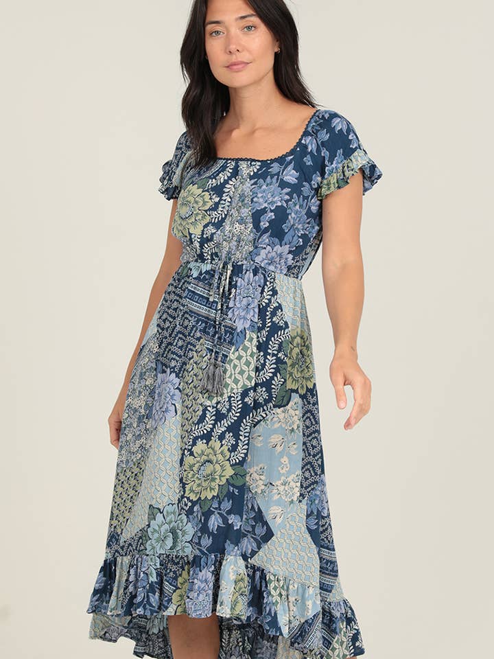 E1266-A926 MØNSTRET MIDILÆNGDE KJOLE MED BÆLTE OG FLÆSER for engroshandel hos Nostalgia