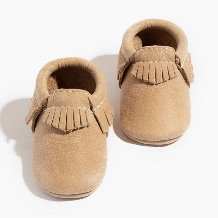 Vejrbidt brun mokkasin babysko for engroshandel hos Freshly Picked