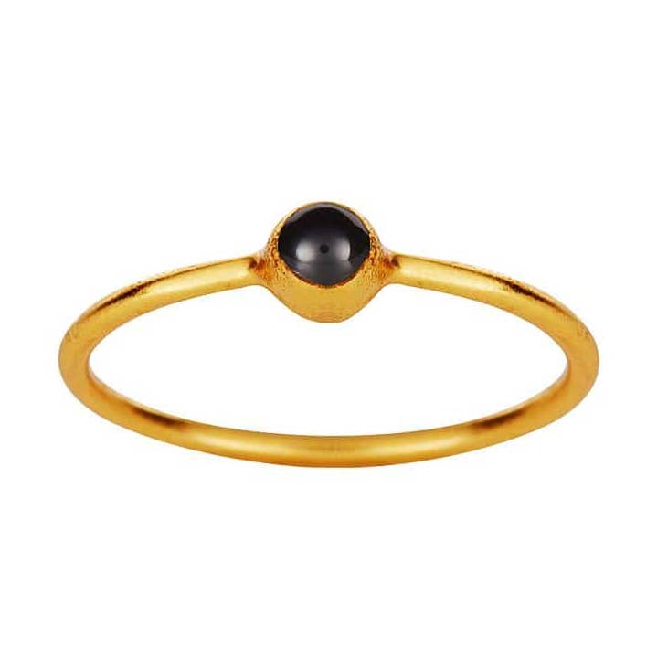 Bague plaquée or avec petit onyx noir pour la vente par Juulry