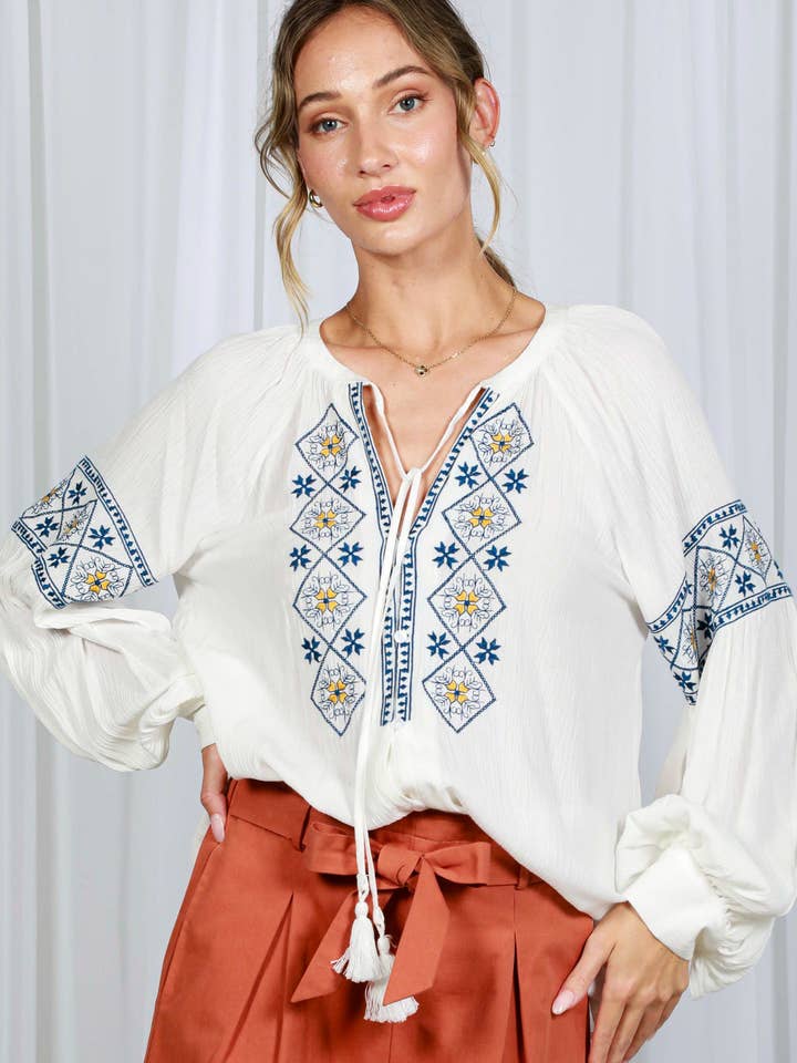 Broderet bohemsk blusetop med bindehalset kvastkant VT82519 for engroshandel hos Vine & Love