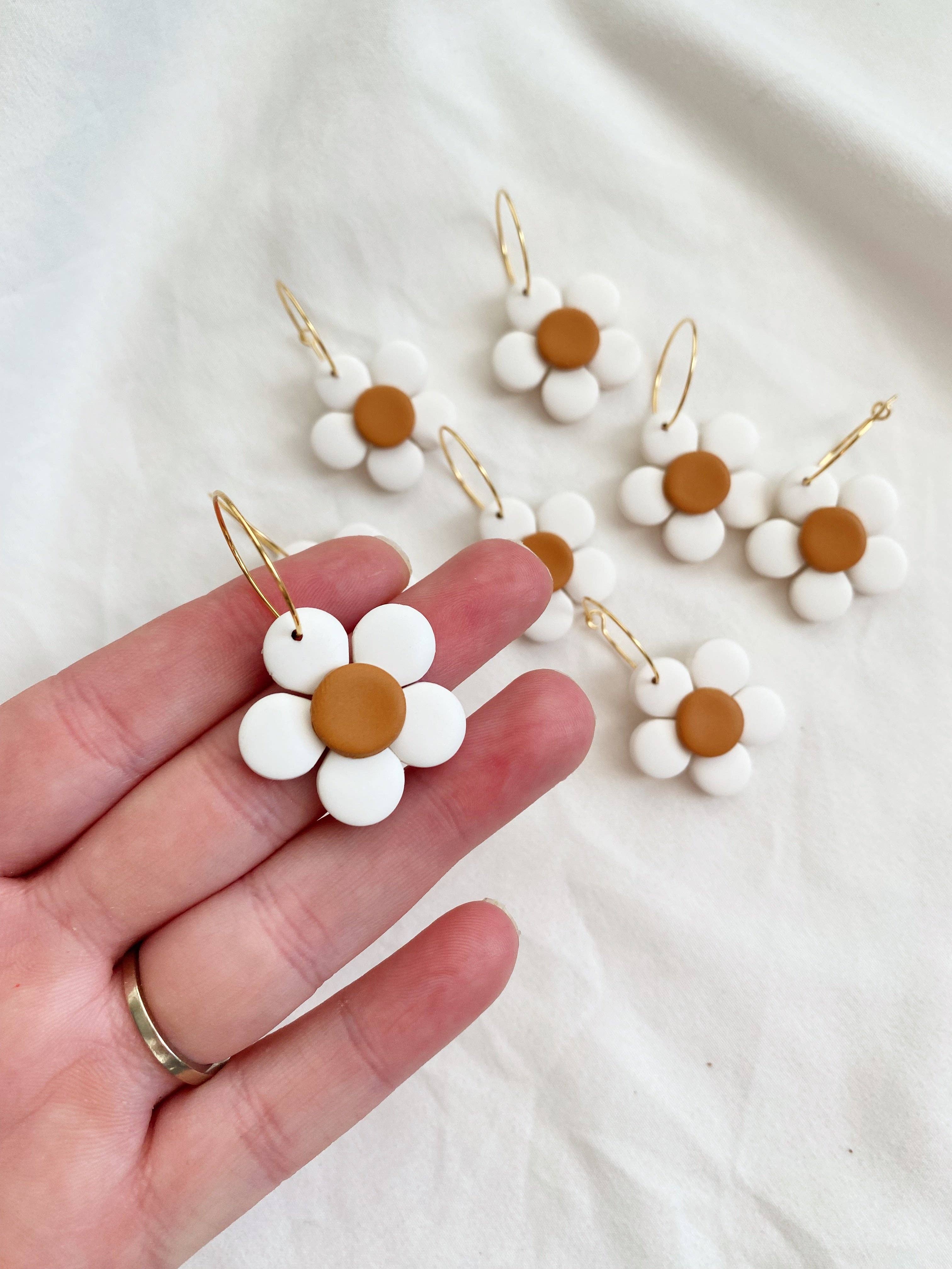 SageClayCo – Großhandel Ohrhänger – Daisy Hoops - Frühlings-/Sommer-Ohrringe aus Polymerton3