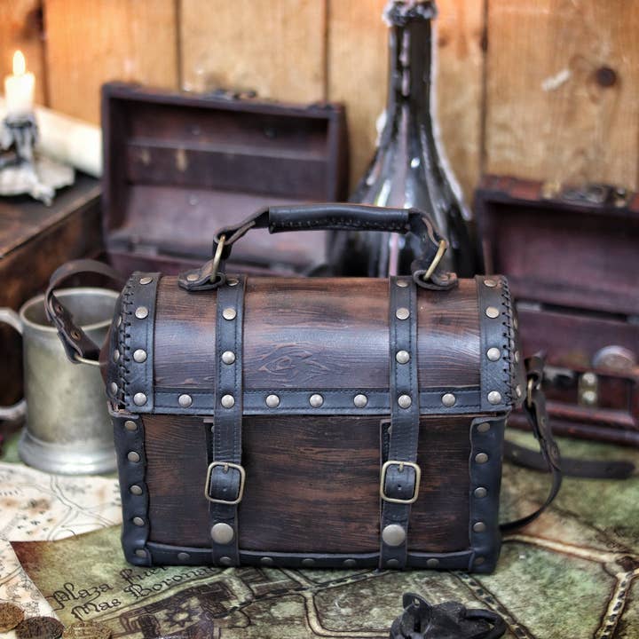 Pirate Chest Leather Bag för wholesale av Outcast Props