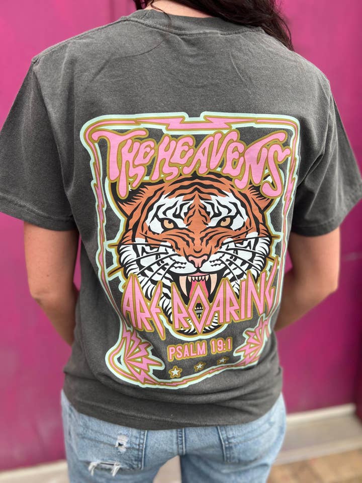 T-shirt The Heavens Are Roaring pour la vente par Adelle Linen