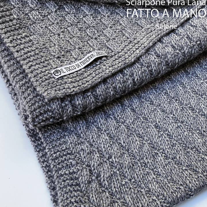 Sciarpa Unisex pura lana grigio Selene - Realizzato a Mano per la vendita all'ingrosso da parte di Il Tocco di Minerva