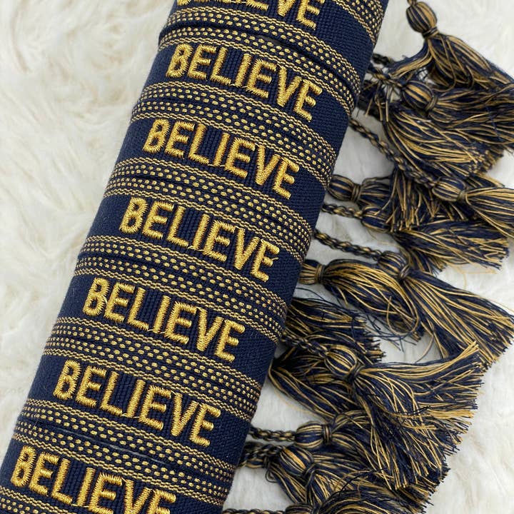 Bracciale con scritta BELIEVE in tessuto e ricamato per la vendita all'ingrosso da parte di Parsley & Pepper