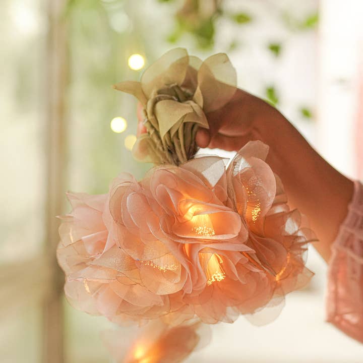 15 lampor - Handgjorda LED-ljusslinga med rosa silkespappersblommor för wholesale av Zwende