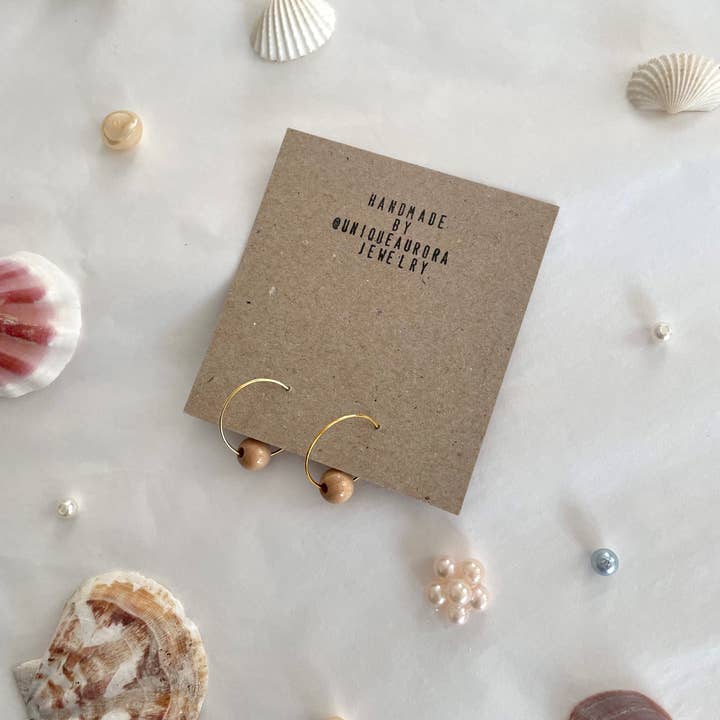 UniqueAuroraJewelry - Vendita all'ingrosso Orecchini a cerchio - Orecchini a cerchio con perle di legno | Gioielli sostenibili1