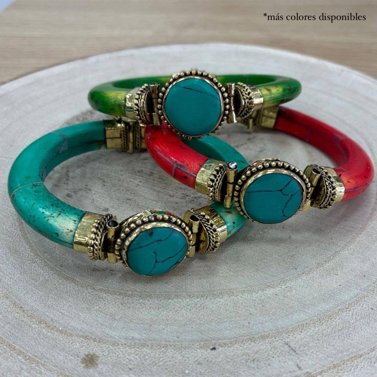 Hecho a mano – wholesale Manschettarmband – Armband med färgade stenar.5