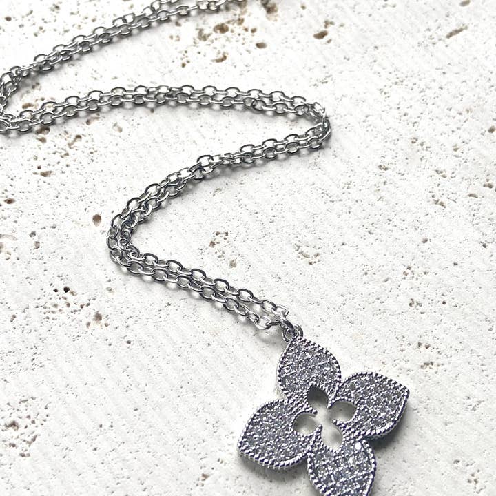 VB&CO Designs Handmade Jewelry - Venta al por mayor Collares con colgantes/abalorios - Collar de trébol de cuatro hojas moderno en estilo boutique de diseñador4