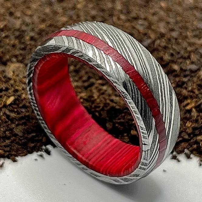 Anel Artesanal de Aço Damasco Preto com Revestimento de Madeira Avermelhada | Único e Durável por atacado de RustyStudioUSA