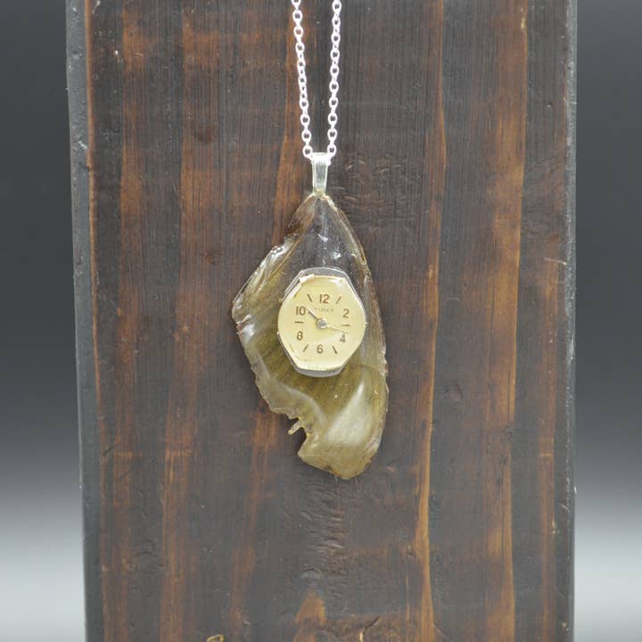 Brun sommerfuglevinge med ur for engroshandel hos Antiquarian Couture