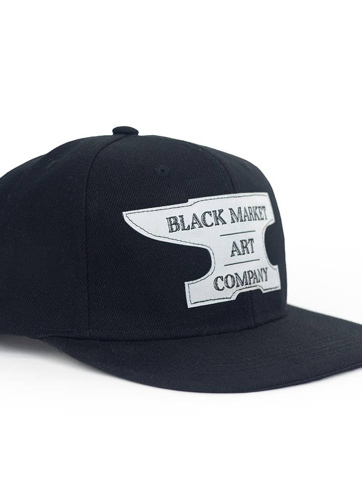 Casquette Black Market Anvil Snap Back pour la vente par Black Market Art