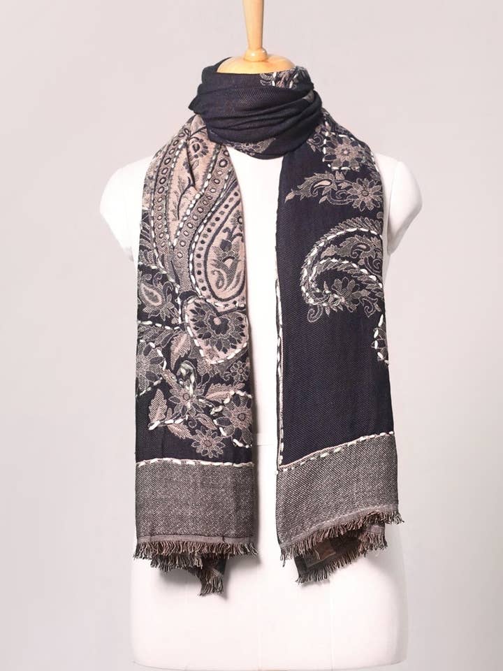 Écharpe réversible en jacquard de coton et viscose à motif cachemire – Marine Ivoire | SVEŽElife pour la vente par SVEZElife