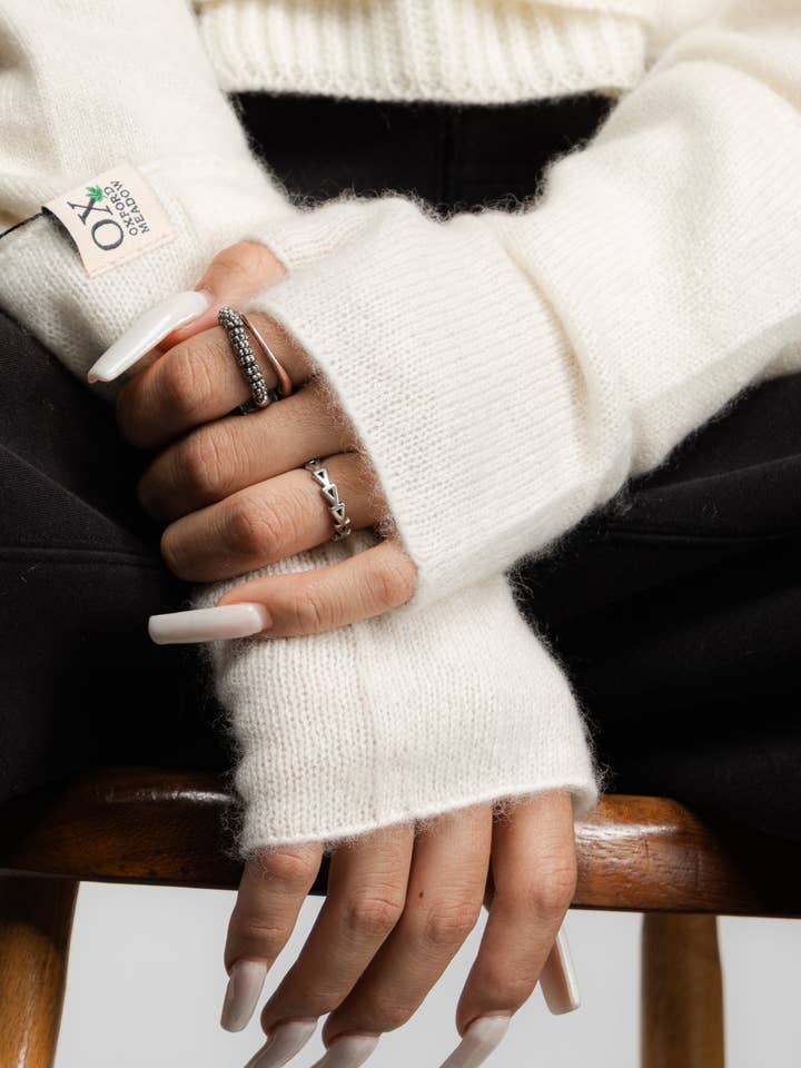 Guantes sin dedos Ox Haven largos color crema unisex para venta al por mayor de Oxford Meadow Cashmere
