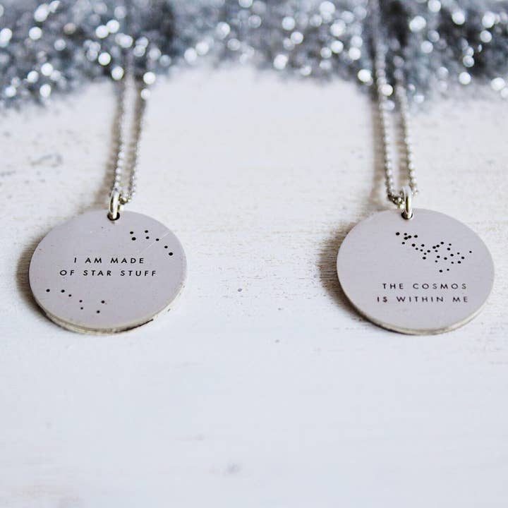 Collier pendentif Sagan en argent 925 avec médaillon gravé double face pour la vente par Fauna y Flora