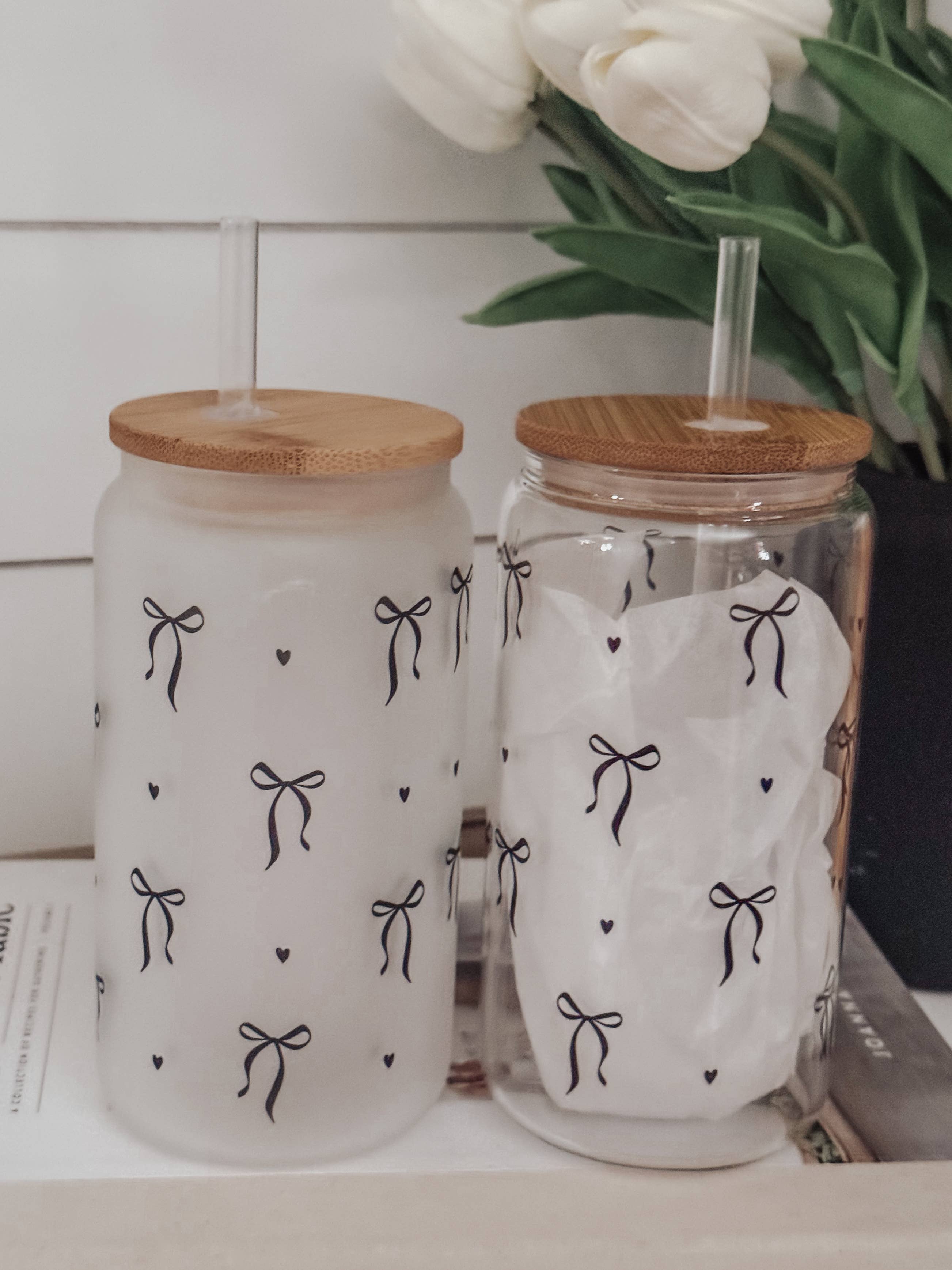 Emma K Designs - Vente Verre/tasse - Tasse en verre de 16 oz avec couvercle en bambou "Black Bows"4