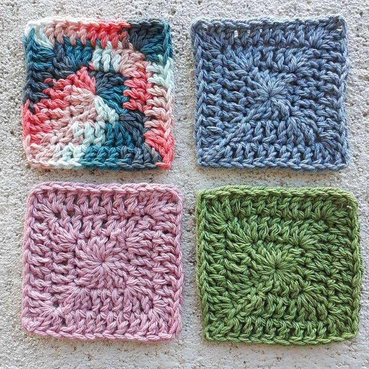 Dessous de verre carrés en crochet simple en coton dans des couleurs neutres pour la vente par Clover Garden Crafts