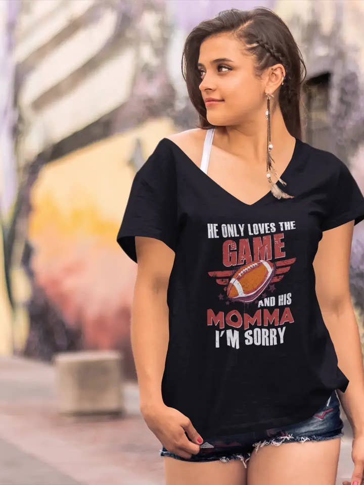 ULTRABASIC T-shirt för kvinnor Han älskar bara spelet och sin mamma - Rugby Mother Tee Shirt för wholesale av ULTRABASIC