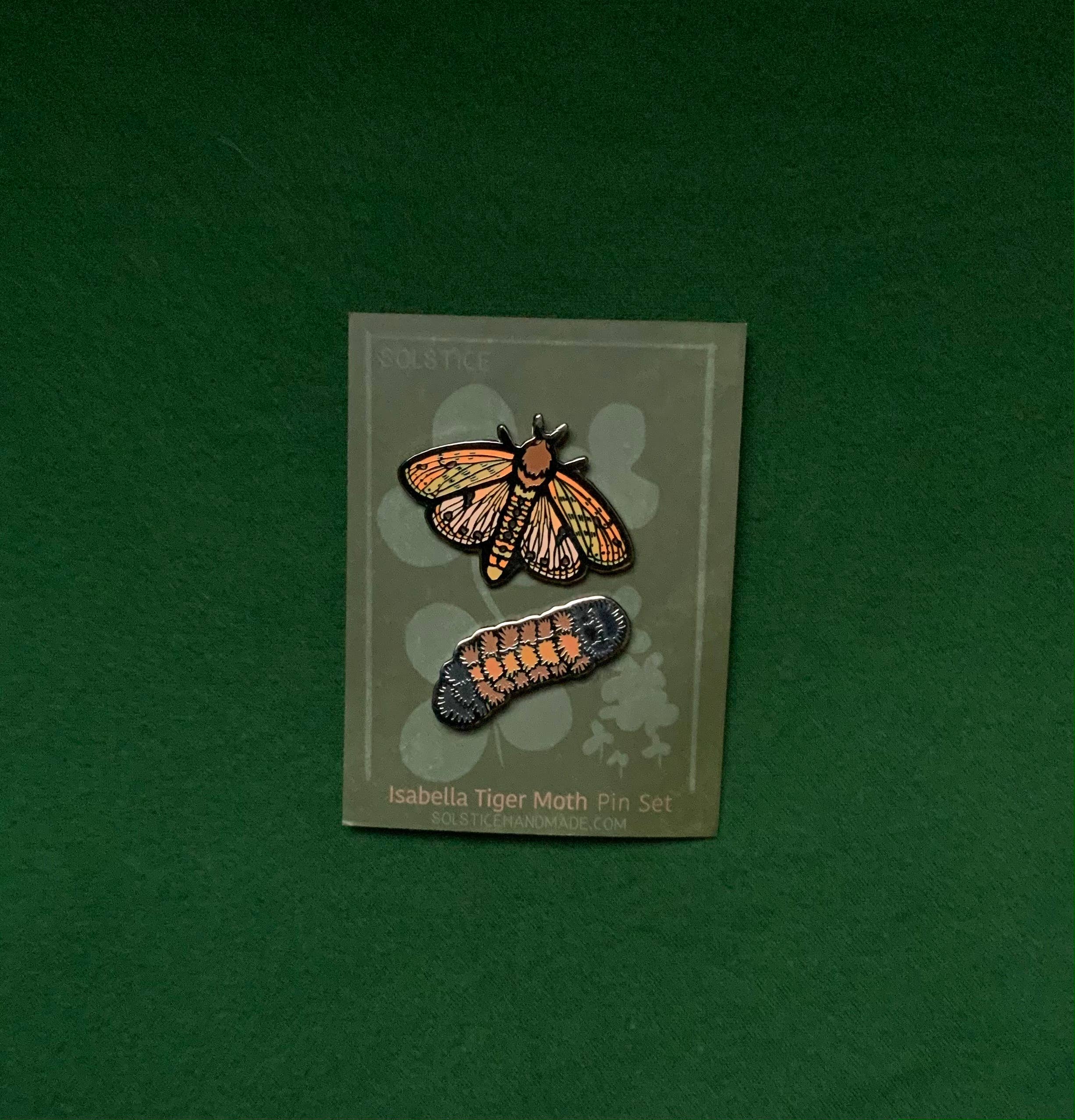 Solstice Handmade - Wholesale Reversspeld/knoop - Isabella Tiger Moth Pin Set (wollige beer rups)1