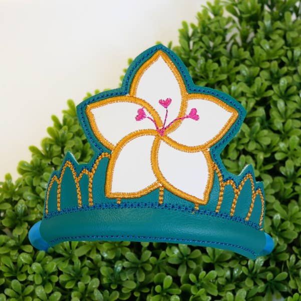 Couronne habillée en forme de fleur de lotus bleu sarcelle et blanche pour la vente par Leluna Star