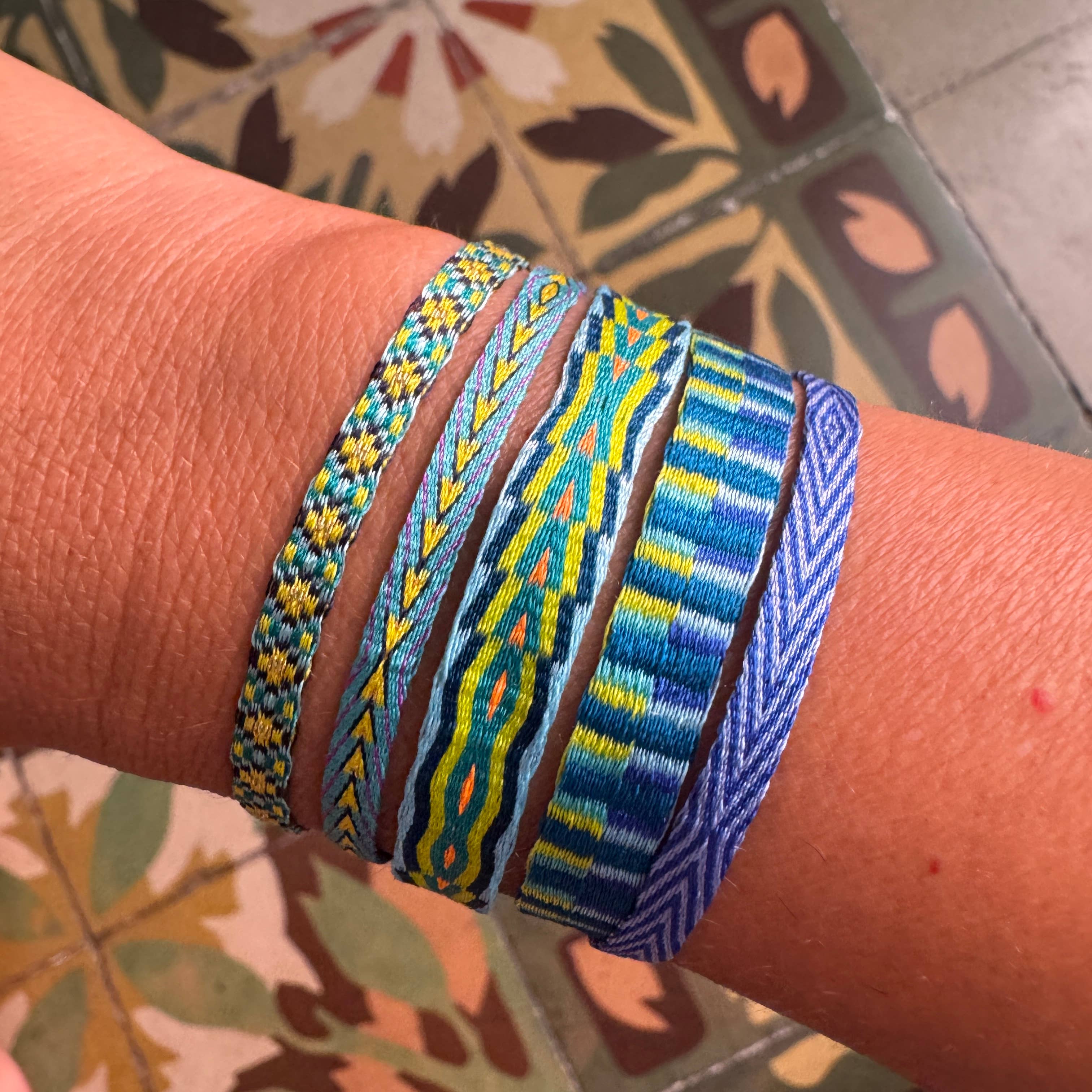 Kleurrijke verpakking Araracuara kleurrijke zijden armbanden geïnspireerd op Pereira voor groothandel op Faire4