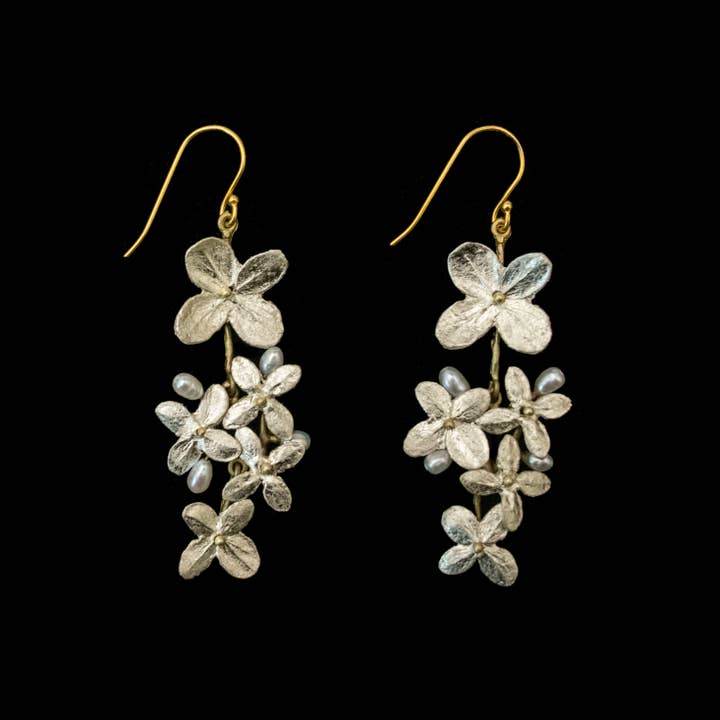 Boucles d'oreilles pendantes en fil avec hortensia blanc pour la vente par Michael Michaud