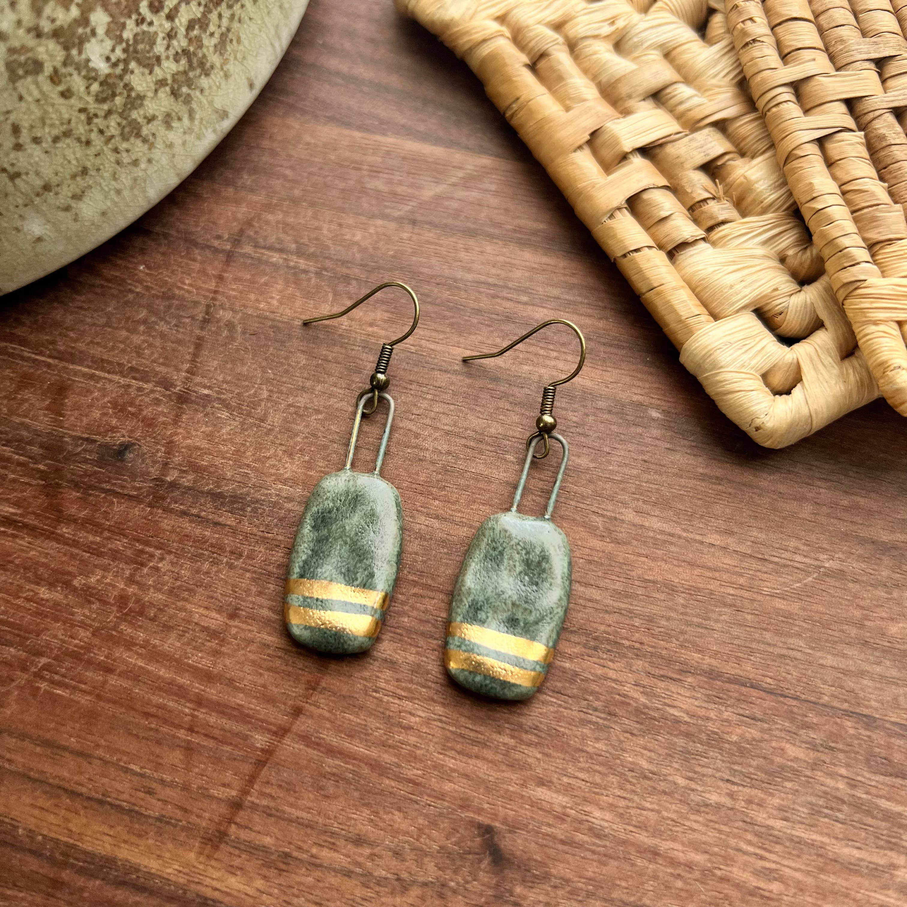 The Artifact House – wholesale Hängande örhängen – Örhängen med texturerad rundad rektangel i havsutsikt