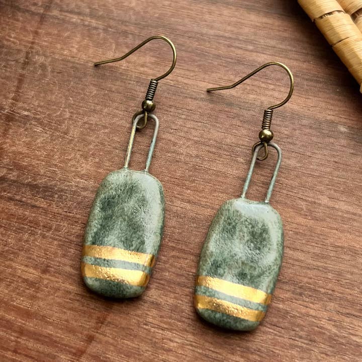 The Artifact House – wholesale Hängande örhängen – Örhängen med texturerad rundad rektangel i havsutsikt0