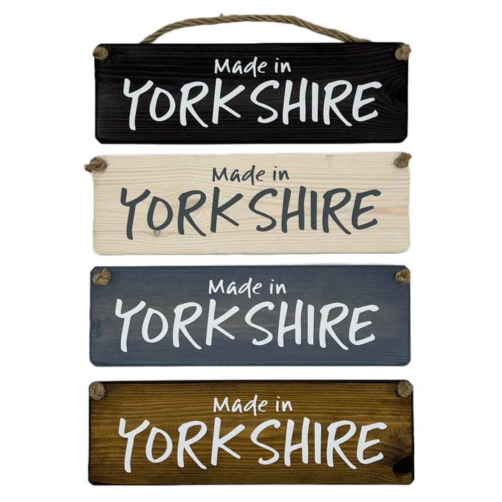 Targa in legno da appendere realizzata a mano «Made in Yorkshire» per la vendita all'ingrosso da parte di The Giggle Gift Company